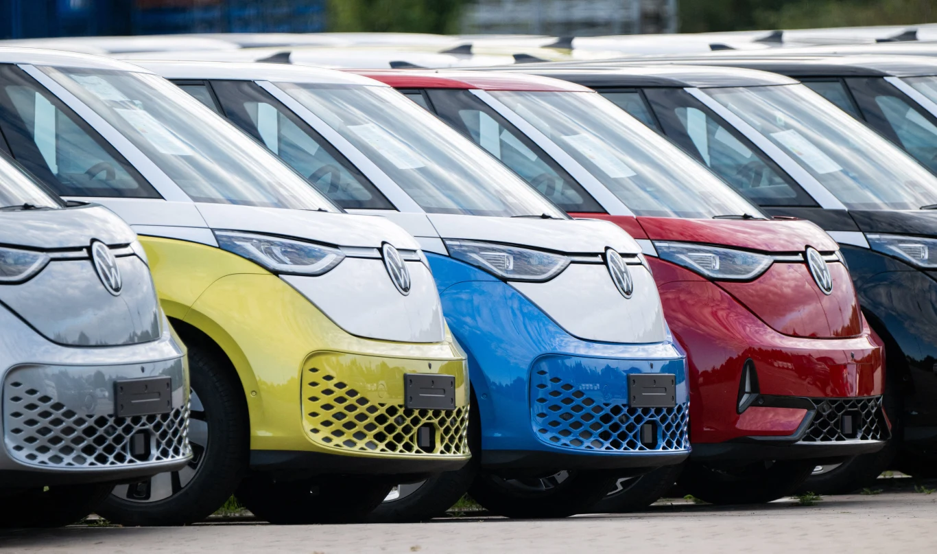 Volkswagen znalazł się w najtrudniejszej sytuacji od lat. Czy dojdzie do zamykania zakładów i masowych zwolnień? Nowoczesne samochody elektryczne Volkswagena z widocznym logo ustawione na parkingu w jednym rzędzie.