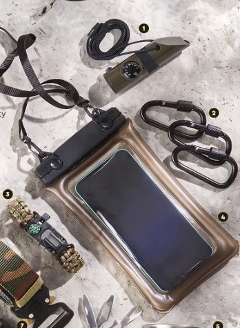 Wodoodporny etui Wodoodporne etui z telefonem, trzy czarne karabinki, wielofunkcyjna opaska survivalowa z kompasem, gwizdek z kompasem i cienka linka, fragment składanych narzędzi.