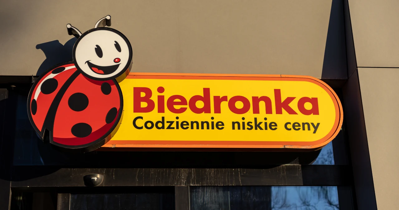 Biedronka rusza z ofertą survivalową. Te rzeczy przydadzą się nie tylko w lesie Logo Biedronka na żółtym tle z napisem „Biedronka Codziennie niskie ceny” na budynku