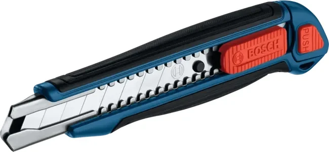 Nóż Bosch Professional za 39 zł Nożyk segmentowy z wysuwaną ostrą krawędzią, ergonomiczny uchwyt w odcieniach czerni i niebieskiego oraz czerwony przesuwak do regulacji ostrza z widocznym logo Bosch.