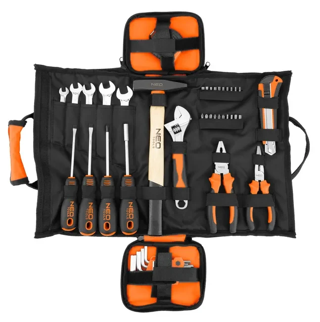 44 narzędzia NEO Tools za 139 zł Zestaw narzędzi ręcznych w czarno-pomarańczowym organizerze, zawierający śrubokręty, klucze płaskie, młotek, szczypce, obcęgi, nasadki, bity oraz klucz nastawny.