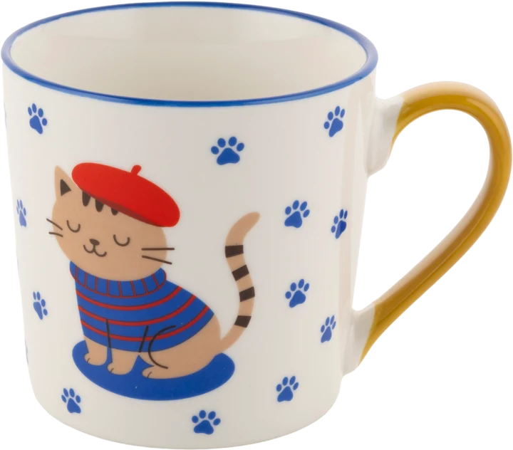 Kubek ceramiczny, Kocie Łapki Enoy za 12,99 zł Kubek ozdobiony ilustracją kota w czerwonym berecie i pasiastym swetrze, w otoczeniu niebieskich śladów łapek, z żółtym uchwytem.