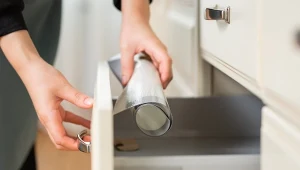Prosty sposób na mniej sprzątania. Francuskie gospodynie robią to w kuchni