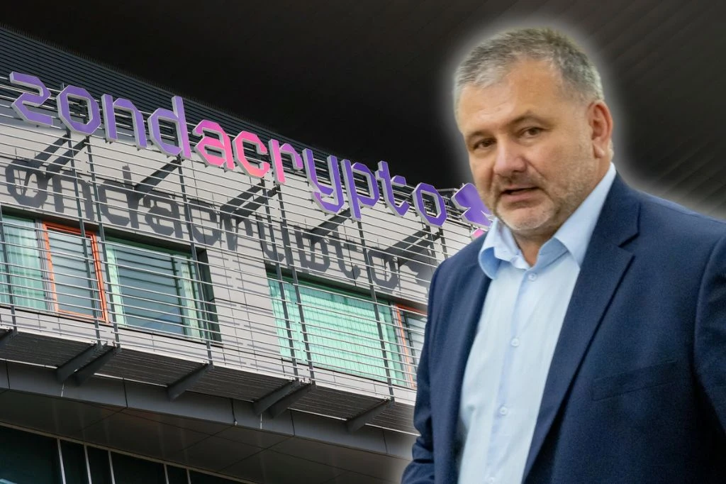 Afera Zondacrypto. Są kolejni zatrzymani. Komunikat ministra Żurka Minister sprawiedliwości Waldemar Żurek na tle logo Zondacrypto.