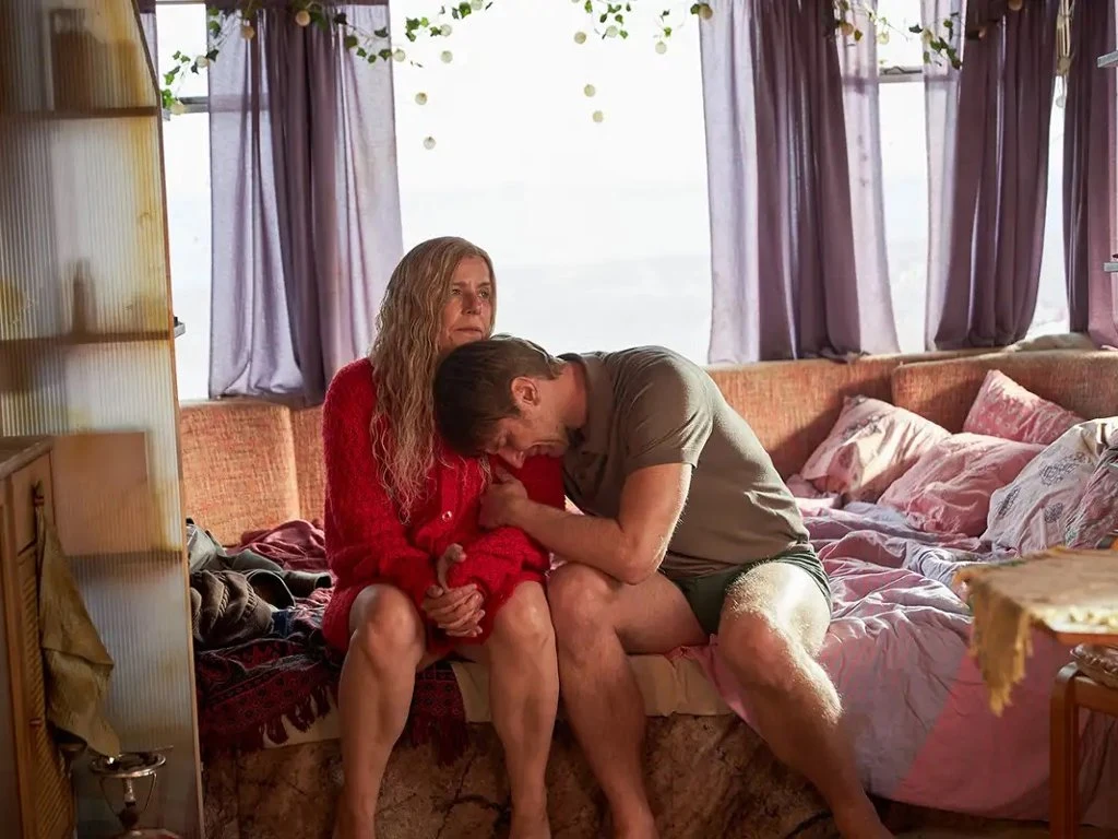 Agata Kulesza i Dobromir Dymecki w scenie z filmu "Czas, który nie nadszedł" Agata Kulesza i Dobromir Dymecki w scenie z filmu, kobieta w czerwonym swetrze, mężczyzna opiera głowę na jej kolanach