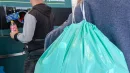 Dwie sieci sklepów zdecydowały się wydłużyć ważność bonów w systemie kaucyjnym do 90 dni
