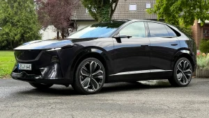 Mazda CX-6e ma 258 KM, tylny napęd i wielki ekran. Brakuje ważnej rzeczy