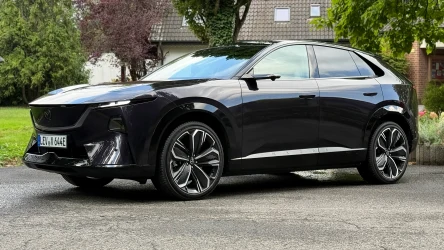 Mazda CX-6e to już trzeci elektryczny model japońskiej marki debiutujący w Polsce.