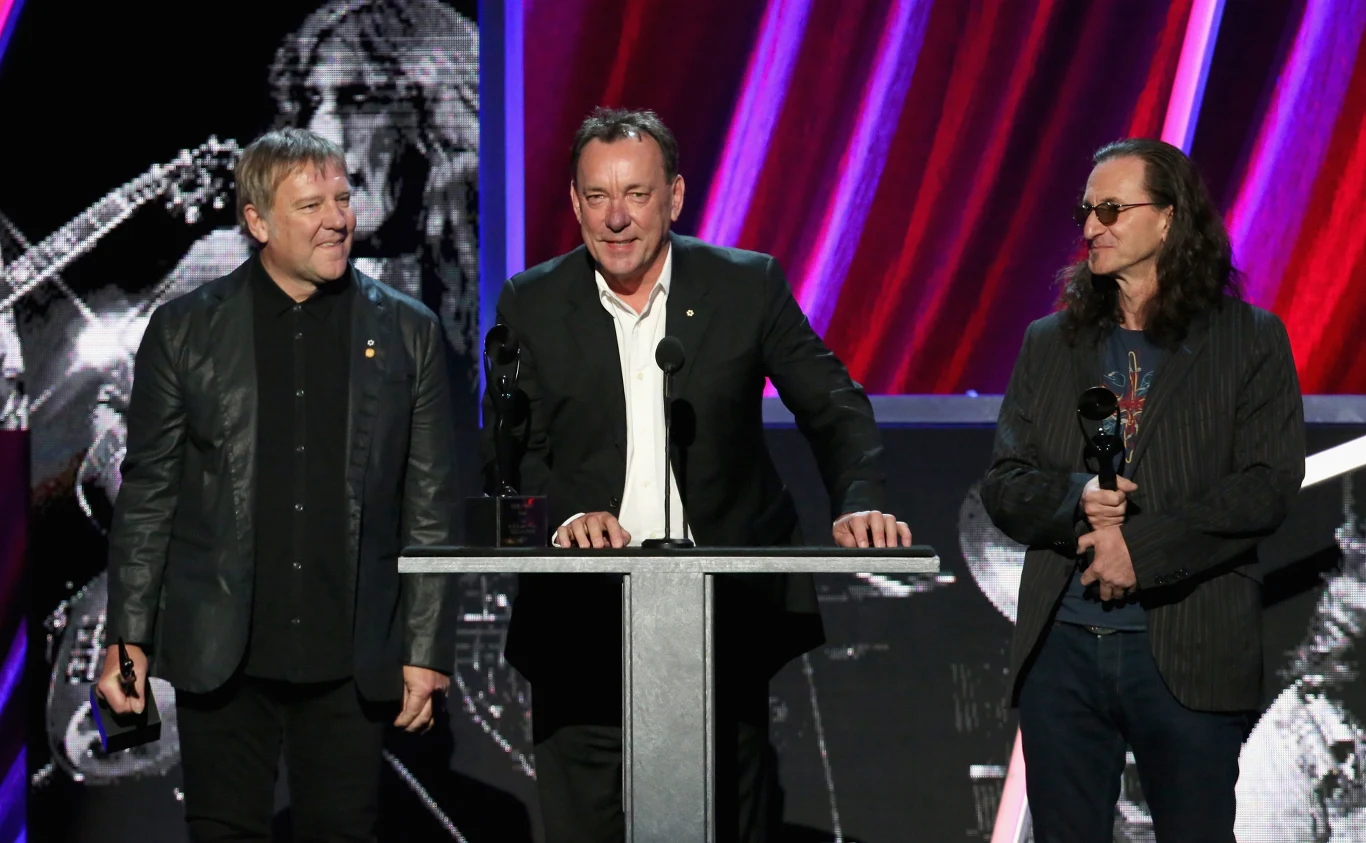 Alex Lifeson, Neil Peart i Geddy Lee (Rush) podczas wprowadzenia zespołu do Rock and Roll Hall of Fame - Los Angeles, 18 kwietnia 2013 r. Alex Lifeson, Neil Peart i Geddy Lee podczas wprowadzenia Rush do Rock and Roll Hall of Fame, 2013