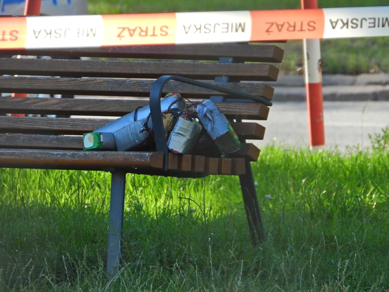Pirotechnicy badają podejrzane przedmioty leżące na ławce przy ul. Żupniczej w Warszawie Pirotechnicy badają podejrzane pakunki owinięte taśmą i przewodami na ławce przy ul. Żupniczej w Warszawie.