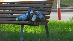 Pirotechnicy badają podejrzane przedmioty leżące na ławce przy ul. Żupniczej w Warszawie