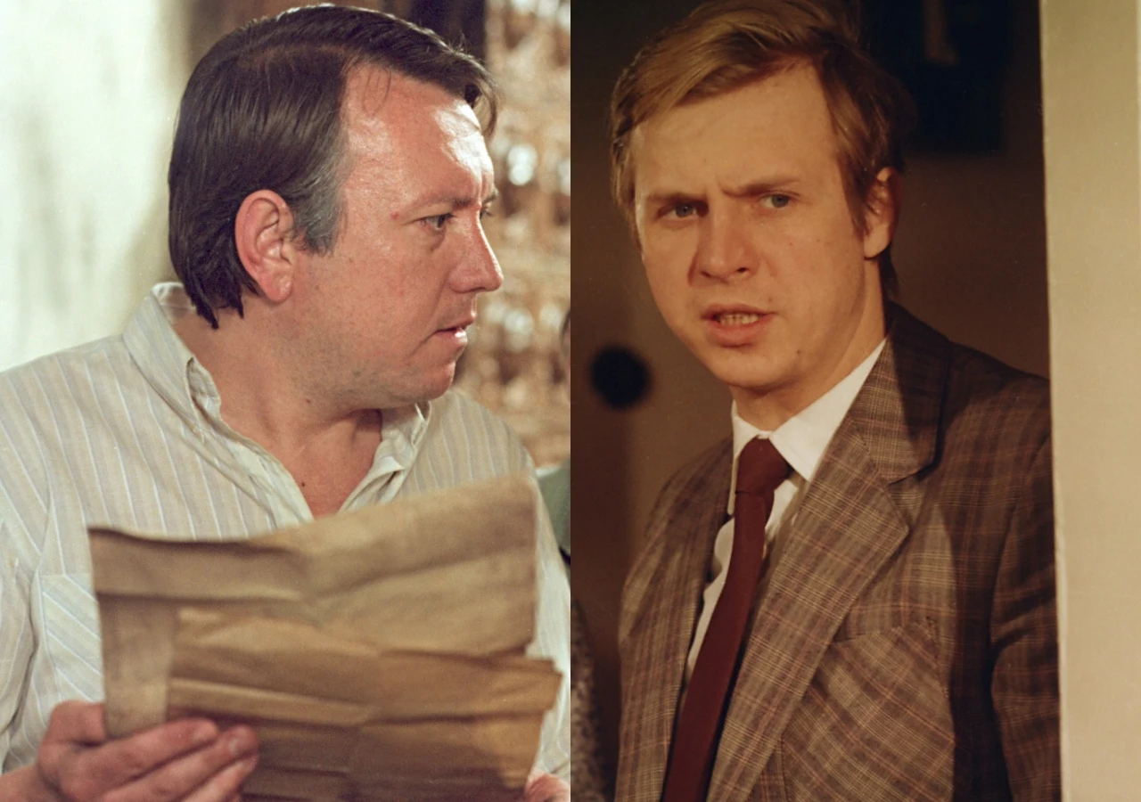Zbigniew Buczkowski i Tomasz Borkowy na planie serialu "Dom" Dwóch mężczyzn w różnych ubraniach – jeden z nich trzyma kartkę papieru i patrzy w bok, drugi ubrany w brązową marynarkę z krawatem spogląda poważnie przed siebie.