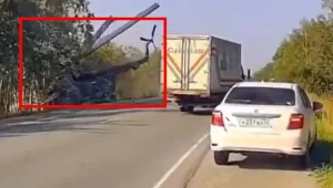 Awaria rosyjskiego śmigłowca. Wylądował na drodze wśród aut. Jest nagranie