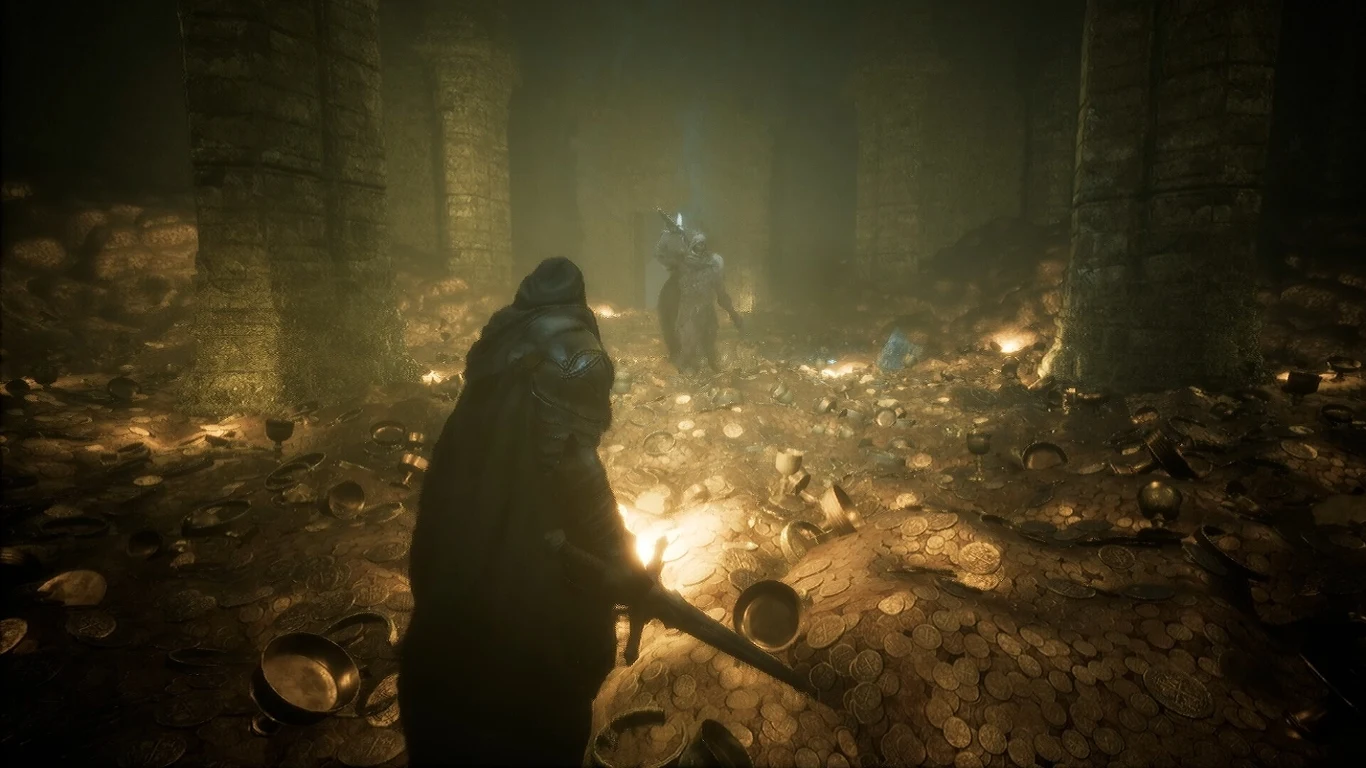 The Relic: First Guardian Postać w ciemnej pelerynie z mieczem w ręku stoi w zalanej złotem podziemnej komnacie, naprzeciw innej uzbrojonej sylwetki oświetlonej mistycznym blaskiem między masywnymi, kamiennymi kolumnami.
