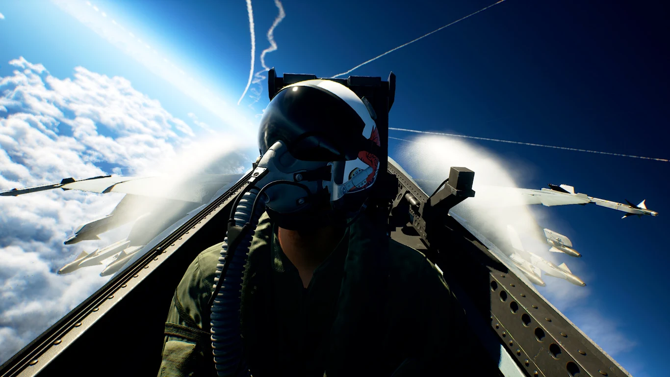 ACE COMBAT 8: WINGS OF THEVE Pilot w kokpicie myśliwca w Ace Combat 8, widoczne smugi kondensacyjne, niebo i chmury poniżej.