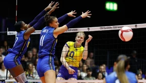 Isabelle Haak w ataku w meczu z Włoszkami