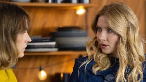 Dominika (Karolina Chapko) nie będzie chciała dać Renacie (Anna Mrozowska) udziałów ani pieniędzy