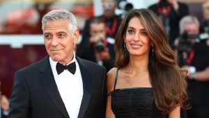 George Clooney i Amal Clooney na czerwonym dywanie Festiwalu Filmowego w Wenecji