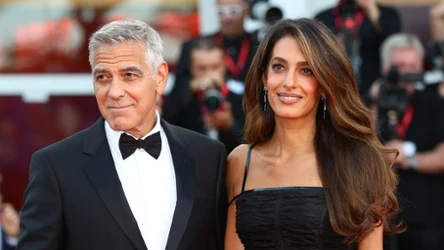 George Clooney i Amal Clooney na czerwonym dywanie Festiwalu Filmowego w Wenecji