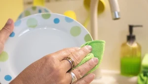 Posyp i wetrzyj w stare talerze. Rysy po sztućcach znikną od razu