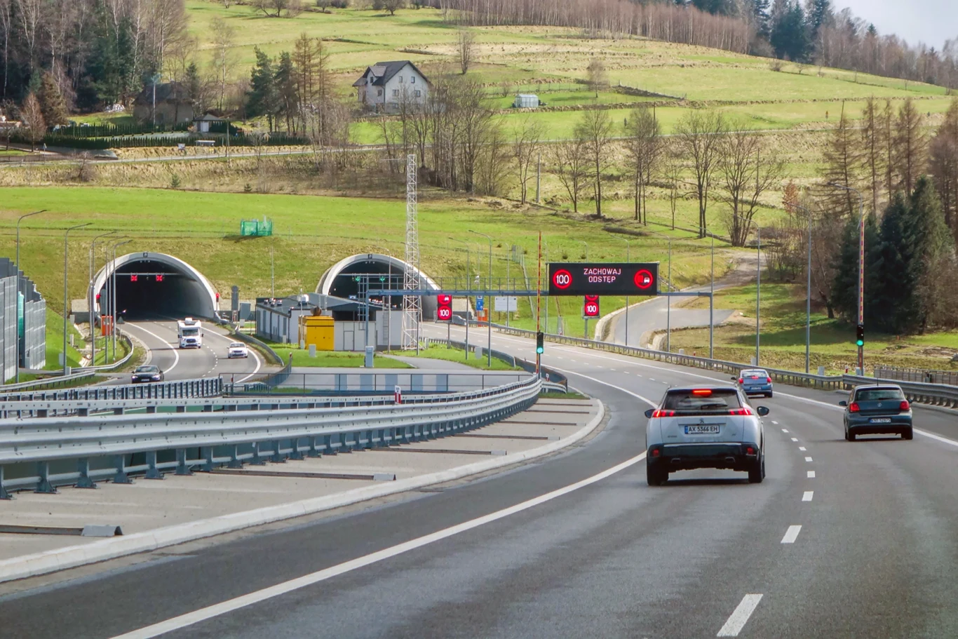2,3 mln pojazdów w dwa miesiące. Rekord na Zakopiance Tunel pod Luboniem Małym na Zakopiance, dwa wjazdy, kilka aut, tablice elektroniczne nad jezdnią.
