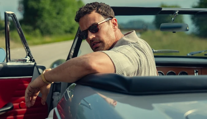 Theo James jako Eddi w serialu "Dżentelmeni"