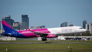 Samolot WizzAir na lotnisku w Warszawie