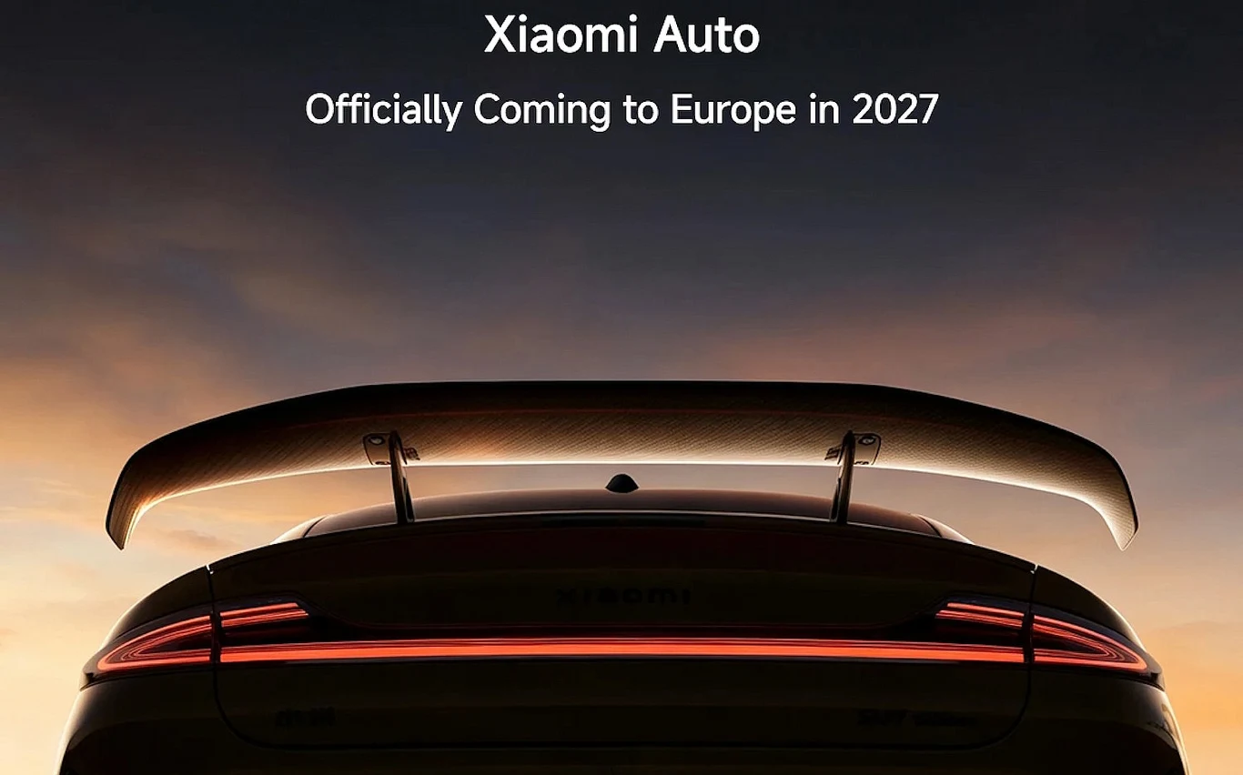 Tylny spojler sportowego samochodu z efektownym światłem LED na tle zachodzącego słońca oraz napis informujący o wprowadzeniu marki Xiaomi Auto do Europy w 2027 roku.