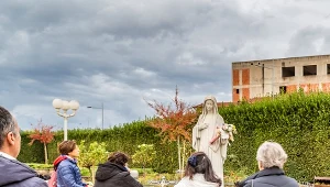 Medjugorie stało się centrum pielgrzymek, lecz wciąż wokół tego miejsca krąży wiele wątpliwości 
