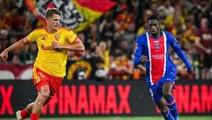 Maik Nawrocki i Ousmane Dembele walczą o piłkę