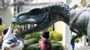 Figura teropoda niedaleko Thai Khu Fah w Tajlandii. Ten kraj zaczyna słynąć z dinozaurów