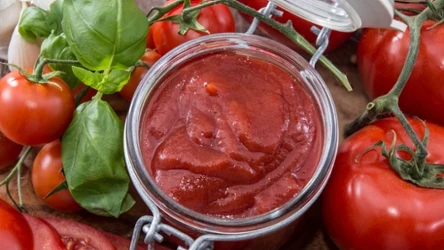 Domowy sos pomidorowy może być świetną bazą do przygotowania licznych potraw. Sprawdź, jak go wykonać, by nie był kwaśny.