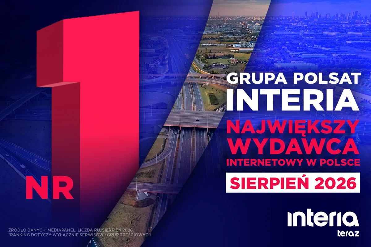 Duża czerwona jedynka na tle zdjęcia lotniczego autostrady i miasta, logo Grupy Polsat Interia, wyraźnie widoczny napis „Największy wydawca internetowy w Polsce” oraz data „Sierpień 2026”.