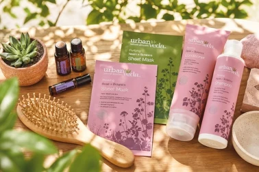 Kosmetyki i produkty wellness na drewnianym stole w ogrodzie — olejki, maseczki, pielęgnacja włosów, naturalne kosmetyki w słonecznym plenerze