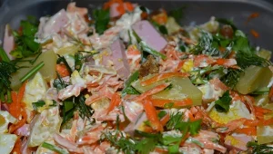 Zapomnij o nudnym menu na imprezę. Odkryj moc świetnej sałatki imieninowej