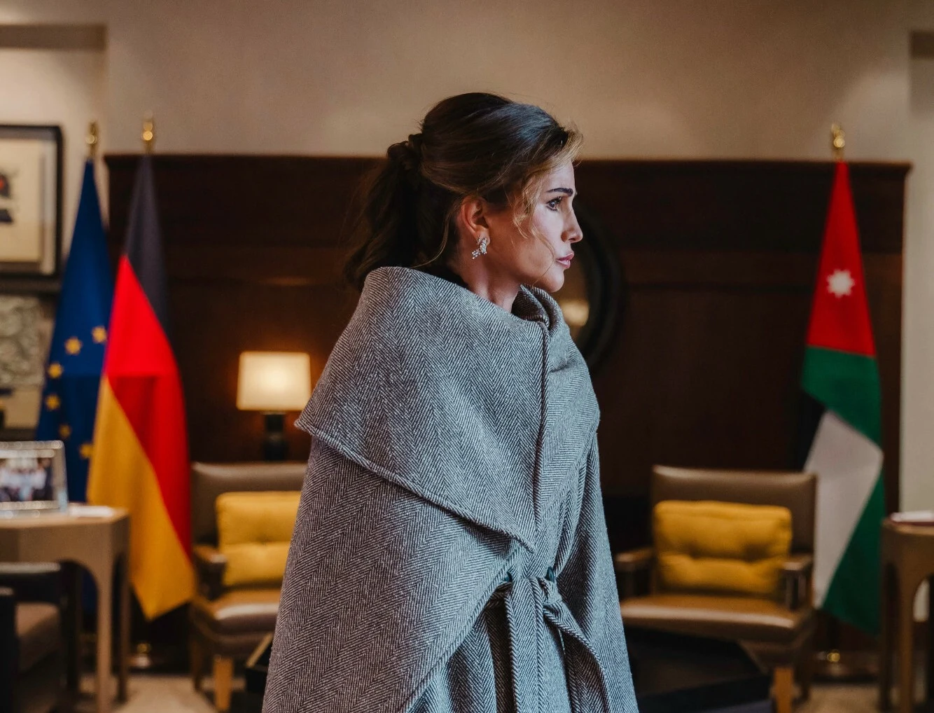 W tym okryciu trudno było oderwać wzrok od królowej Królowa Rania subtelnie nawiązała do stylu księżnej Kate. Jej płaszcz to hit jesieni