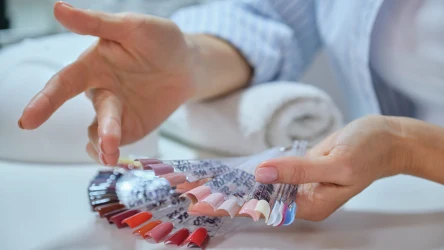 Jesienne barwy królują już nie tylko na ubraniach, ale również w kosmetykach. Sprawdź, jaki manicure będzie najmodniejszy tej jesieni.
