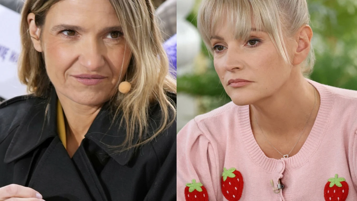 Joanna Koroniewska i Dorota Szelągowska Joanna Koroniewska w czarnej stylizacji z mikrofonem oraz Dorota Szelągowska w różowym swetrze w truskawki.
