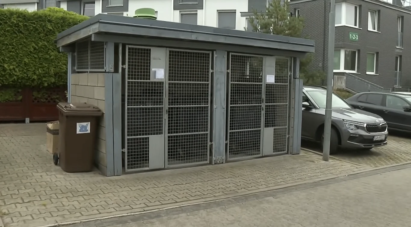 Pod Szczecinem przez przypadek na śmietnik trafiła komoda, w której było 300 tys. zł w gotówce Boksy na śmieci ze stalowej siatki, dwa pojemniki na odpady i zaparkowany samochód pod Szczecinem.