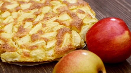 Omlet z jabłkami to idealna opcja na dietetyczne śniadanie. Jest pożywny, a przy tym bardzo sycący 