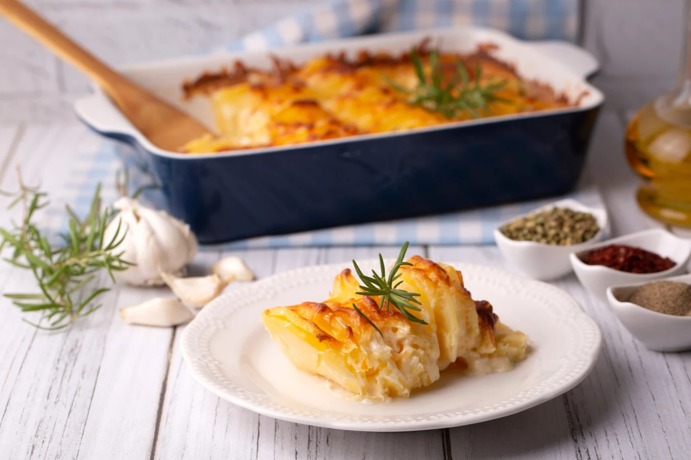 Tanie i szybkie danie z ziemniaków. Idealne na początek roku szkolnego Kremowa zapiekanka ziemniaczana gratin dauphinois z cienkimi plasterkami ziemniaków i rumianym wierzchem.