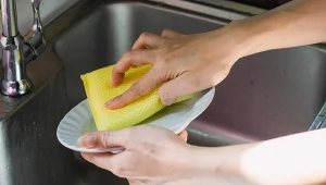 Nałóż odrobinę i potrzyj porysowane talerze. Po chwili będą jak nowe