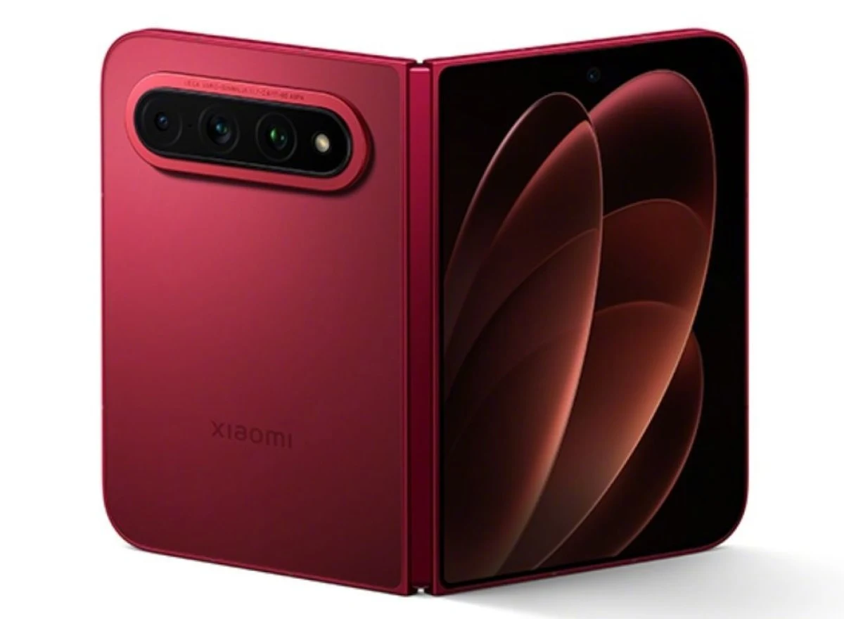 Składany smartfon Xiaomi 18 Fold. Czerwony składany smartfon z trzema aparatami fotograficznymi na obudowie oraz rozłożonym ekranem z delikatnym, abstrakcyjnym wzorem.