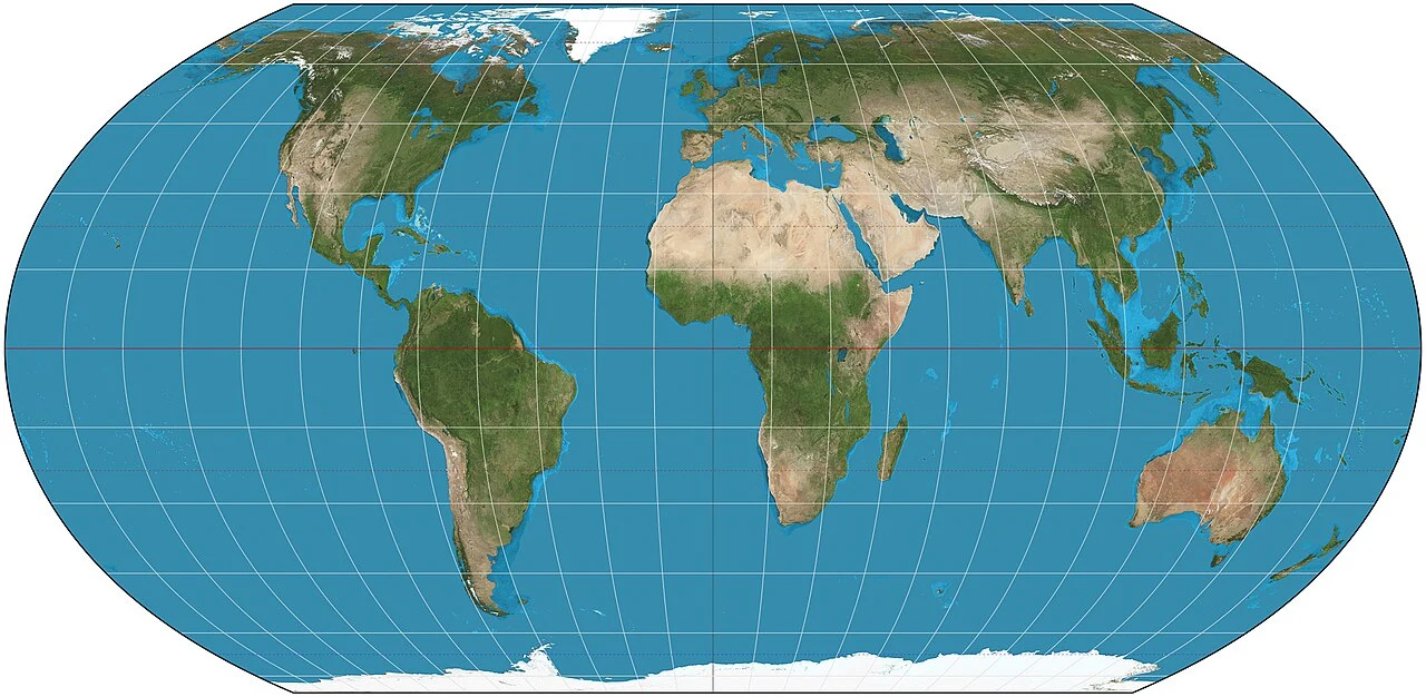 Mapa świata z kontynentami i oceanami ukazanymi w odwzorowaniu kartograficznym, wyraźnie widoczne wszystkie główne lądy oraz rozległe obszary wodne.