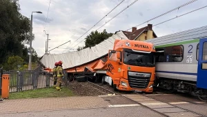 W Gdańsku doszło do zderzenia pociągu osobowego z tirem
