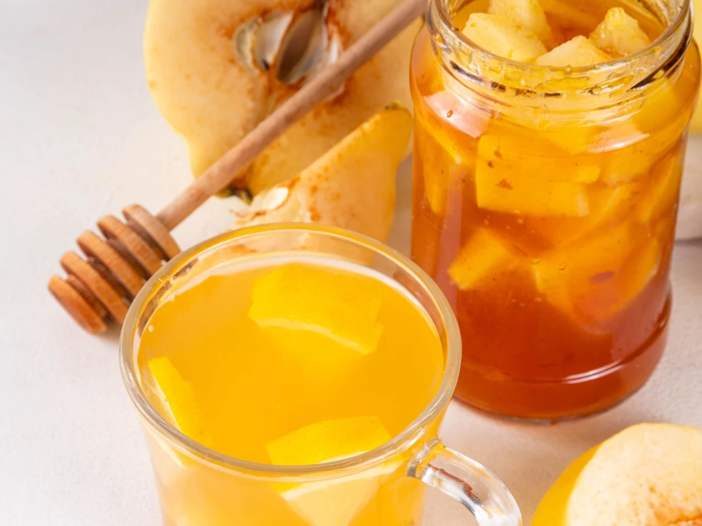 syrop z pigwowca do herbaty i na jesienne przeziębienia. Domowy syrop z pigwowca do herbaty.