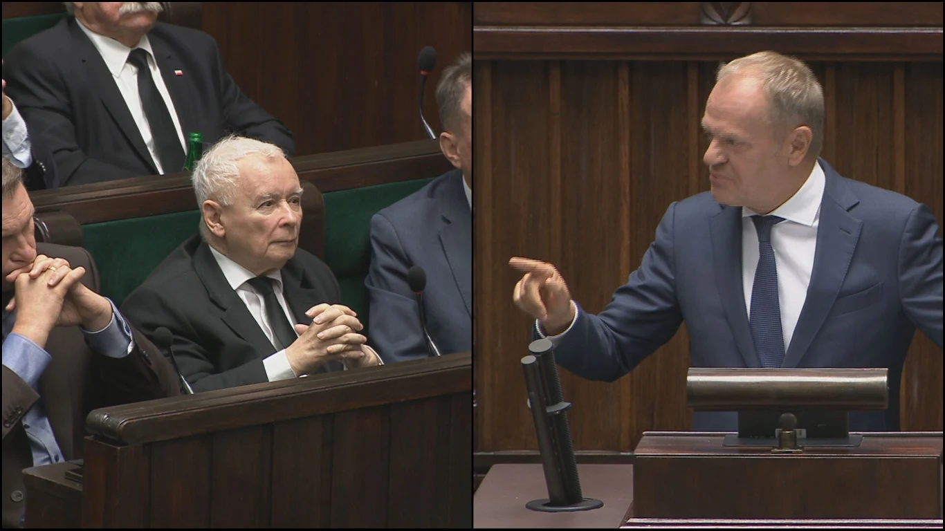 Donald Tusk zwrócił się do Jarosława Kaczyńskiego podczas przemówienia w Sejmie Donald Tusk przy mównicy sejmowej gestykuluje, Jarosław Kaczyński siedzi z boku na ławie, dłonie splecione.
