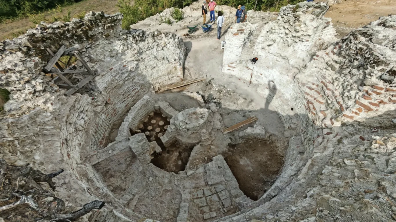Łaźnia cesarza ukryta w wieży. Archeolodzy dokonali niezwykłego odkrycia w Serbii Ruiny okrągłej łaźni cesarskiej w Serbii z fragmentami murów i archeologami pracującymi wewnątrz.