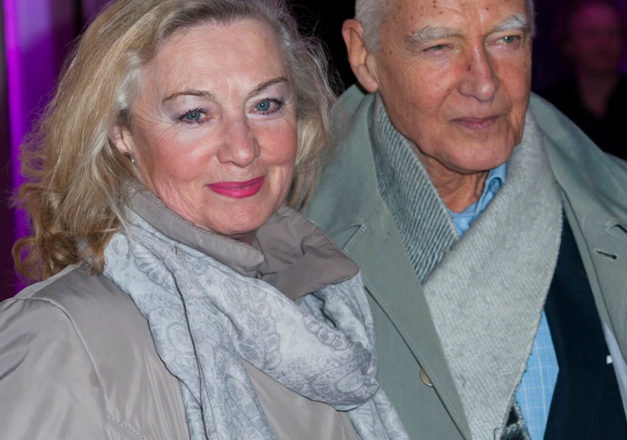 Halina Rowicka, Krzysztof Kalczyński Halina Rowicka i Krzysztof Kalczyński. Aktorska para w płaszczach i szalikach pozująca do wspólnego zdjęcia.