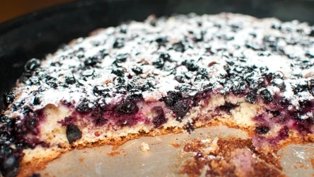 Ciasto z jednego jajka i borówkami jest lekkie i puszyste. Jeszcze lepiej smakuje posypane cukrem pudrem